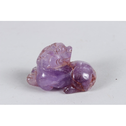 67 - A SMALL CHINESE 18TH CENTURY CARVED CRYSTAL FOO DOG. 7cms long.