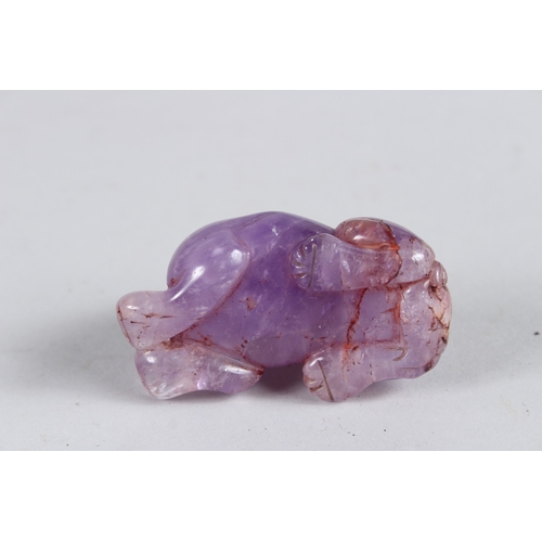 67 - A SMALL CHINESE 18TH CENTURY CARVED CRYSTAL FOO DOG. 7cms long.