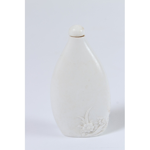 83 - A CHINESE WHITE GLAZE CARVING CHICKEN SNUFF BOTTLE. 9cms.