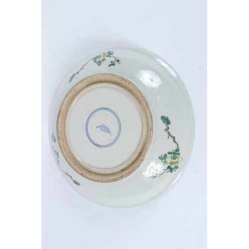 93 - A CHINESE FAMILLE VERTE DISH. 28cms diameter.