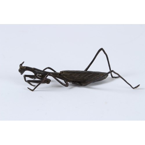 96 - A JAPANESE BRONZE OKIMONO MANTIS with articulated wing and legs. 8cms.