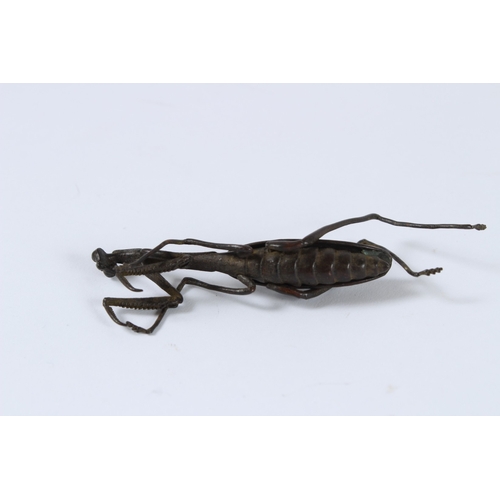 96 - A JAPANESE BRONZE OKIMONO MANTIS with articulated wing and legs. 8cms.