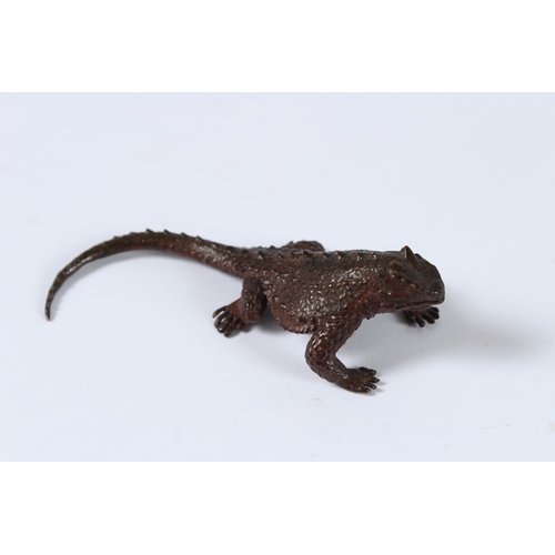 97 - A JAPANESE BRONZE OKIMONO LIZARD. 10cms.
