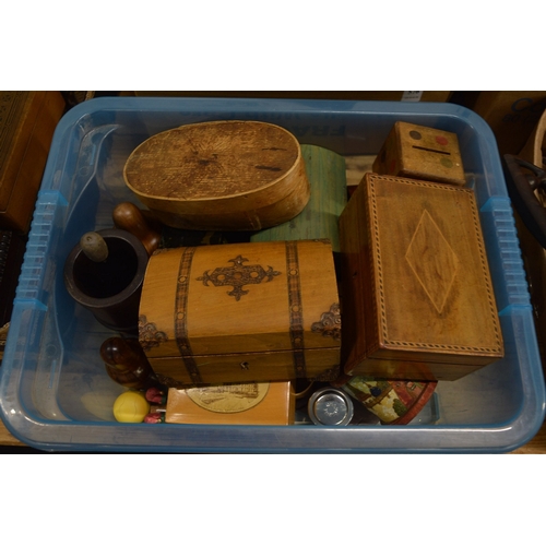 575 - A quantity of small boxes and collectables.