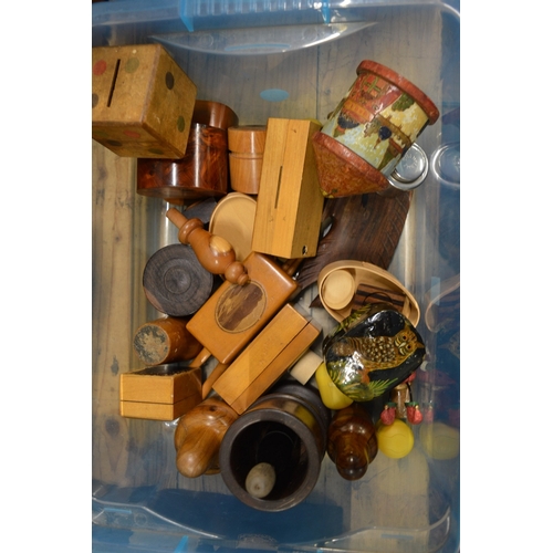 575 - A quantity of small boxes and collectables.