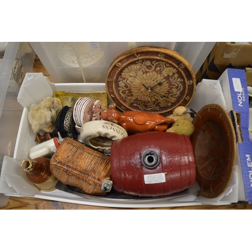 580 - A good collection of pottery jugs, porcelain and assorted china ornaments.