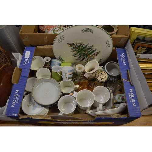 580 - A good collection of pottery jugs, porcelain and assorted china ornaments.