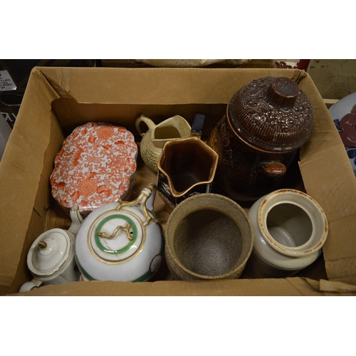 580 - A good collection of pottery jugs, porcelain and assorted china ornaments.