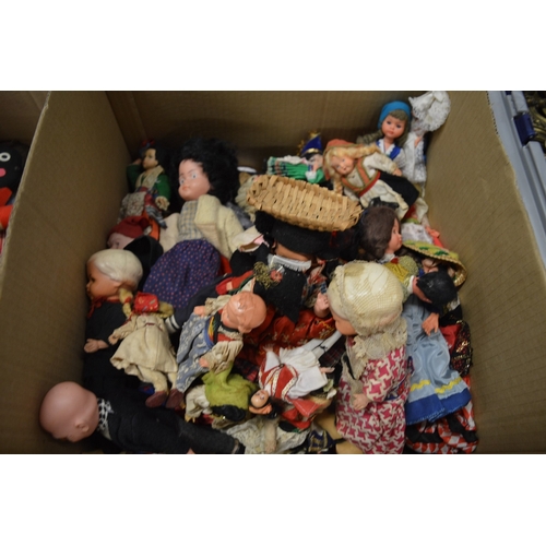 592 - A collection of dolls of the world.