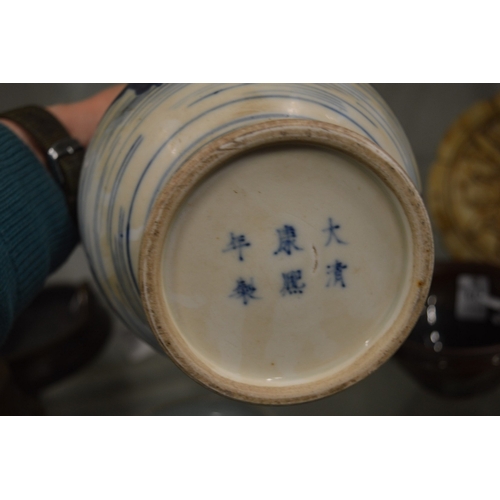 616 - A Chinese blue and white bottle vase.