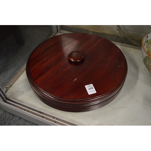 618 - A Chinese butterfly decorated porcelain hors-d'oeuvre set in Lazy Susan style fitted box.