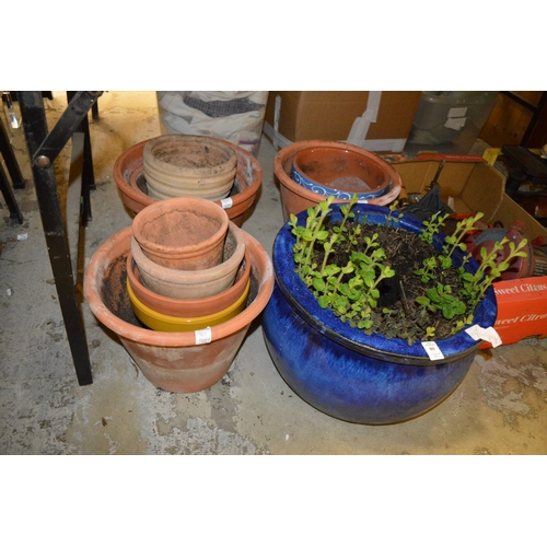 80 - Various plant pots.