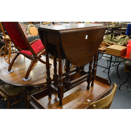 282 - A small oak drop-leaf gateleg dining table.