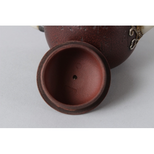 10 - A FINE CHINESE YIXING TEAPOT MOUNTED JADE PIPE AND HANDLE.  11cms high.