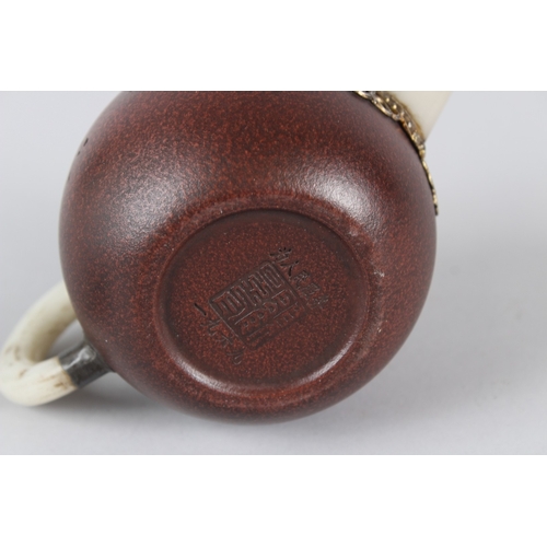 10 - A FINE CHINESE YIXING TEAPOT MOUNTED JADE PIPE AND HANDLE.  11cms high.