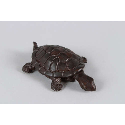 17 - A JAPANESE ARTICULATED TURTLE.  9cms long.