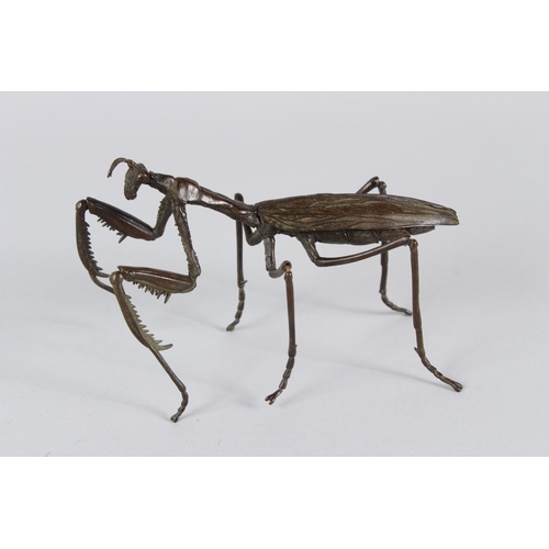 22 - A LARGER JAPANESE OKIMONO ARTICULATED PRAYING MANTIS.  18cms long.