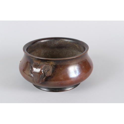 23 - A FINE CHINESE BRONZE INCENSE BURNER.  20cms diameter.  Weight: 3.6kgs.