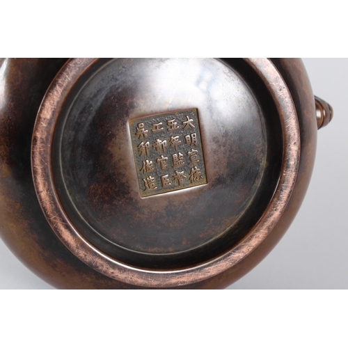 23 - A FINE CHINESE BRONZE INCENSE BURNER.  20cms diameter.  Weight: 3.6kgs.
