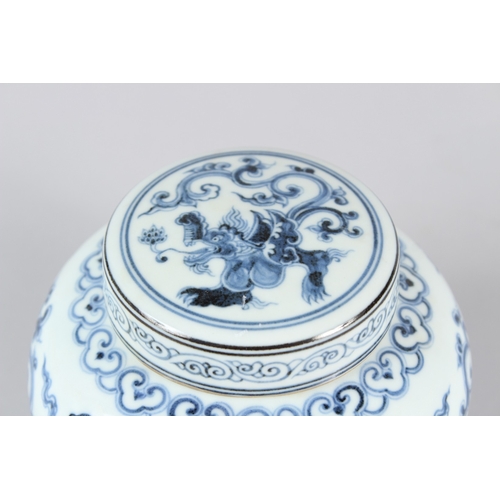 24 - A CHINESE BLUE AND WHITE GINGER JAR AND COVER.  13cms high.