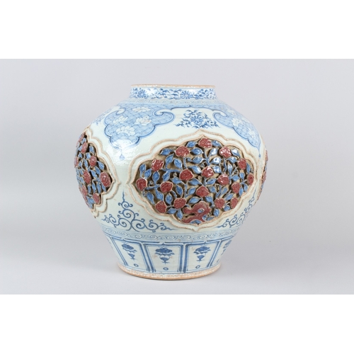 31 - A FINE CHINESE BLUE AND WHITE CARVED 