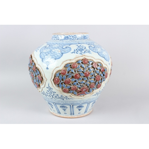 31 - A FINE CHINESE BLUE AND WHITE CARVED 