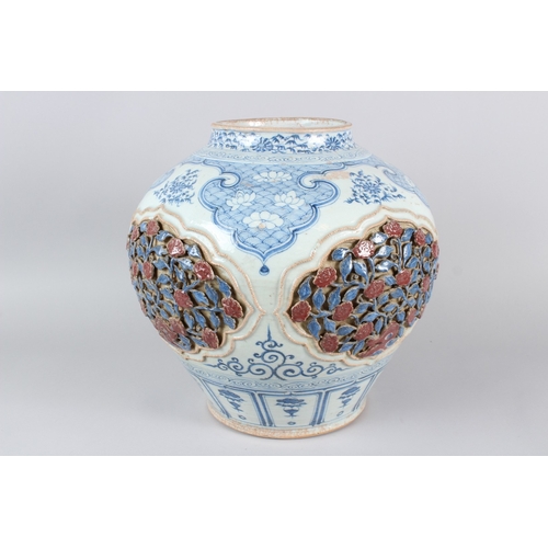31 - A FINE CHINESE BLUE AND WHITE CARVED 