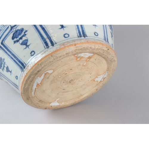 31 - A FINE CHINESE BLUE AND WHITE CARVED 