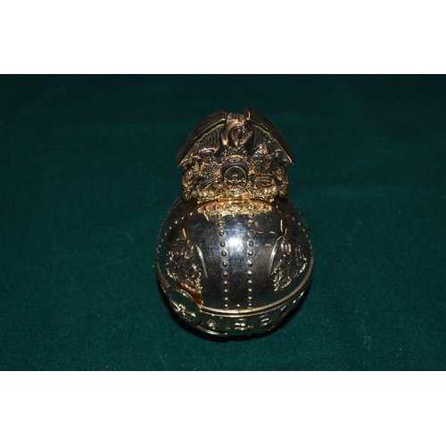 1221 - An orb shaped memory stick holder.