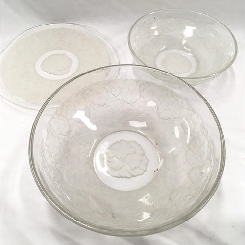 1078 - Four small glass bowls together with two more bowls and a plate of the same pattern.