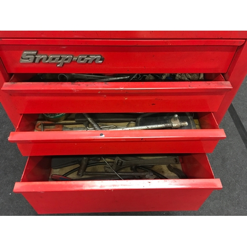 38 - A Snap-On tool chest on wheels, including assorted tools. Key with auctioneer.