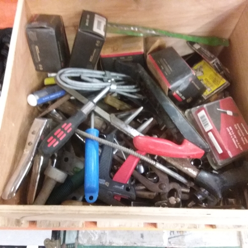 1343 - A box of various hand tools.