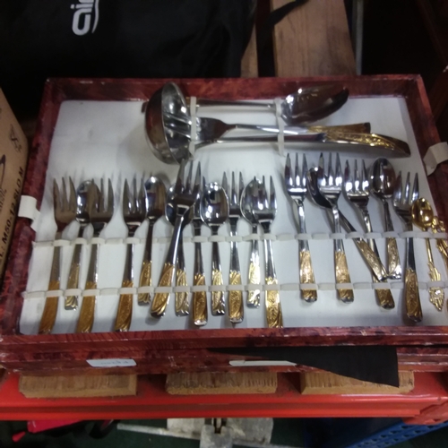 1400 - A canteen of cutlery.