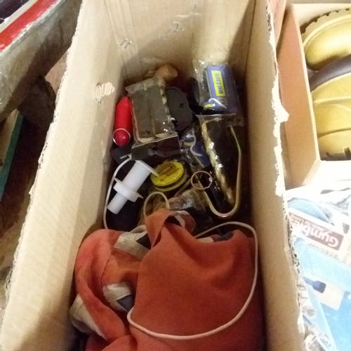 1404 - A box of boating bits.