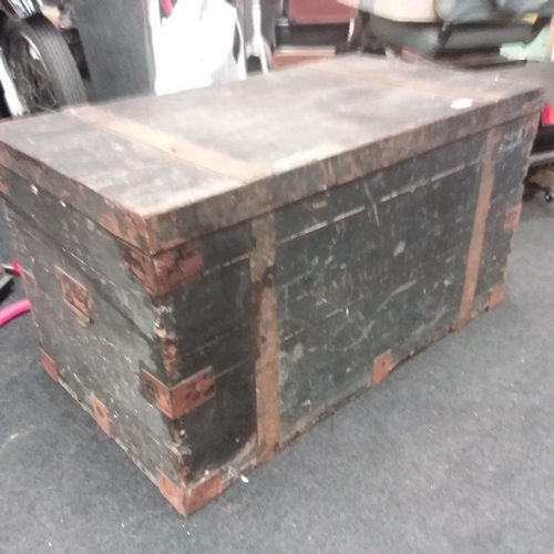 1605 - A military officers chest together with photograph of two soldiers. relating to the boar war.