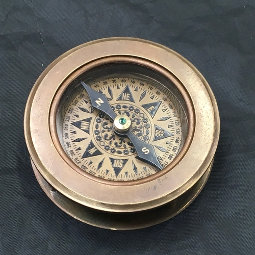 1338 - A compass with magnifying glass (86).