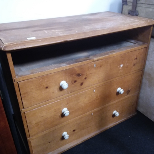 1558 - A vintage pine four drawer chest.(drawer missing).