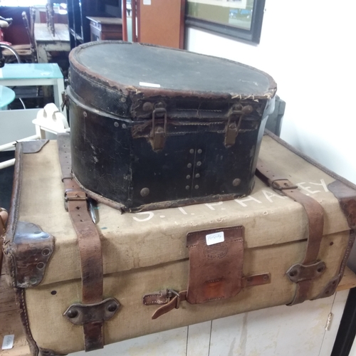 1556 - A canvas suitcase together with a hatbox.