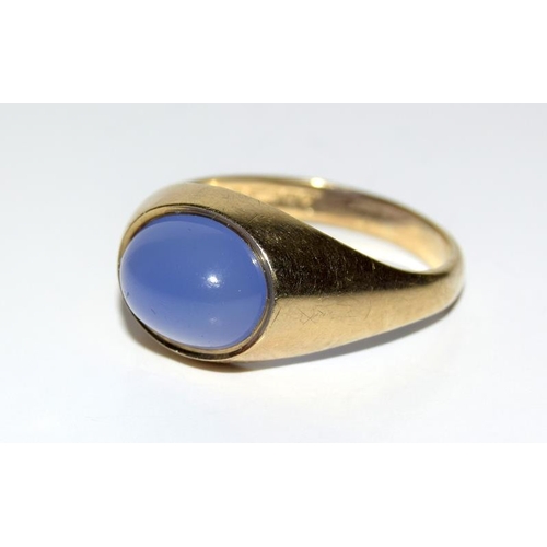 459 - A 9 carat gold blue moonstone ring. Size P.