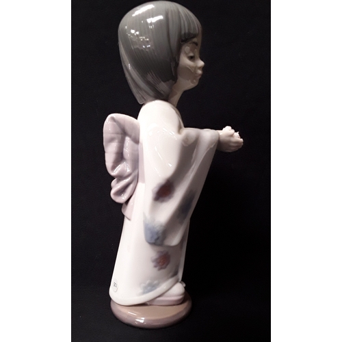 140 - Lladro: 'Bearing flowers' figure boxed. No. 6151