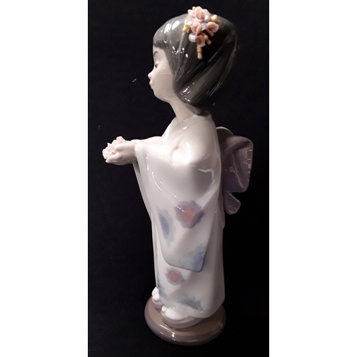 140 - Lladro: 'Bearing flowers' figure boxed. No. 6151