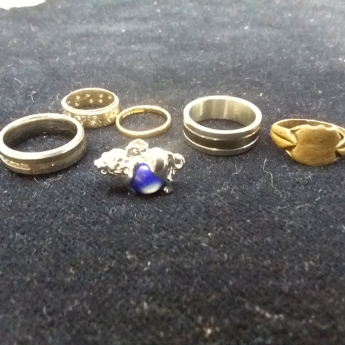 2164 - A mixed collection of rings to include Gold. (ref.23,99)