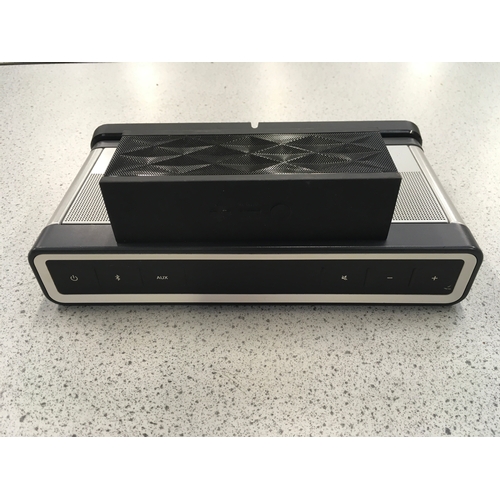 2121 - A Bose Soundlink speaker with a Jawbone Jambox speaker (ref:20).