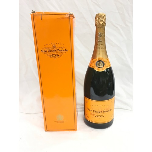 122 - A 1.5l bottle of Veuve Clicquot Ponsardin champagne, boxed.