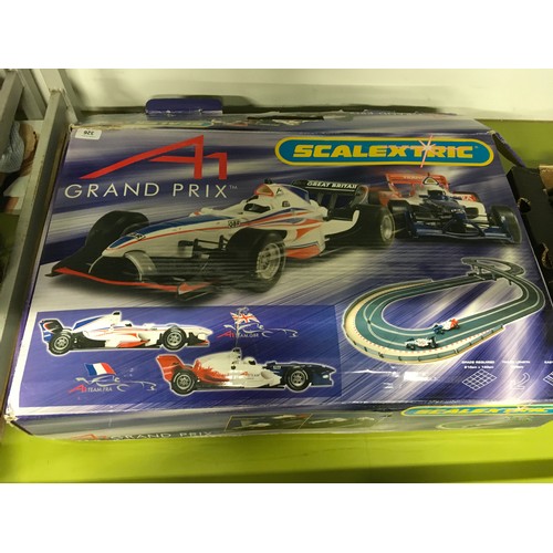 326 - Scalextric Grand Prix racing set - not checked for completeness.