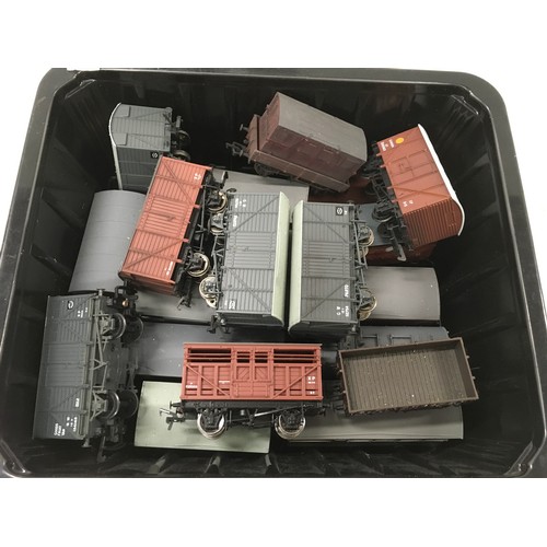 152 - 20 OO various make, mixed use Freight wagons. Good Plus to Excellent condition.