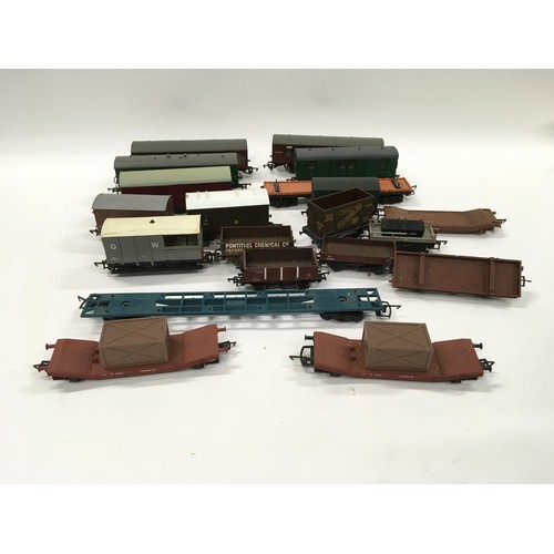 156 - 22 OO various make, mixed use Freight wagons. Good condition.