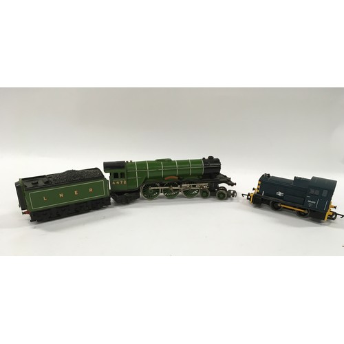 190 - Hornby OO R850 Class A3 4-6-2 'Flying Scotsman' 60103 in BR Green and Hornby Class 06 shunter. Gener... 