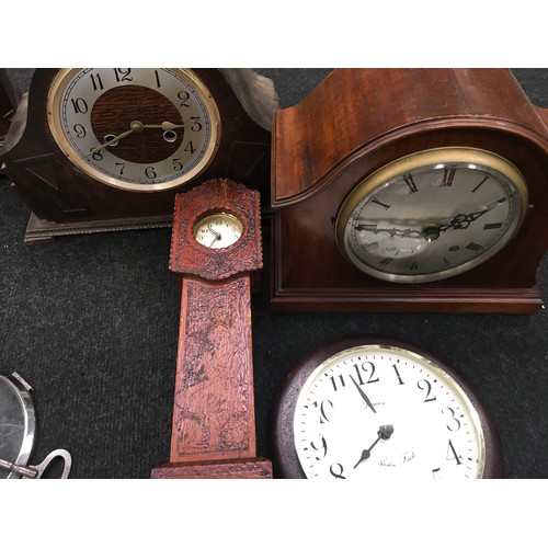 286 - Box containing a collection of assorted clocks and parts.