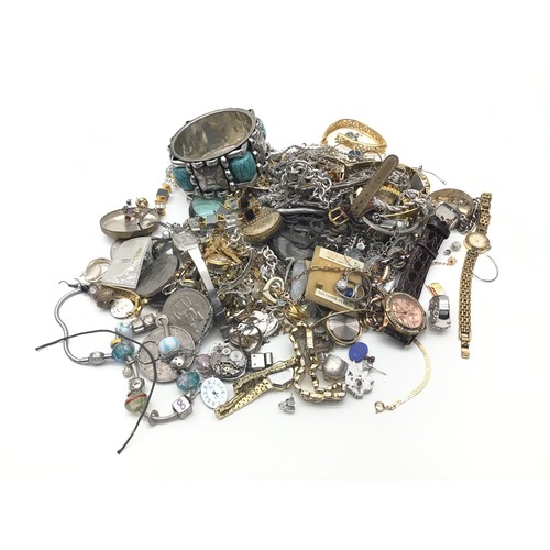 31 - Bag of various items of costume jewellery and  watches.